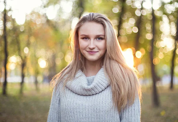 Gelukkig blond meisje poseren in herfst Park — Stockfoto