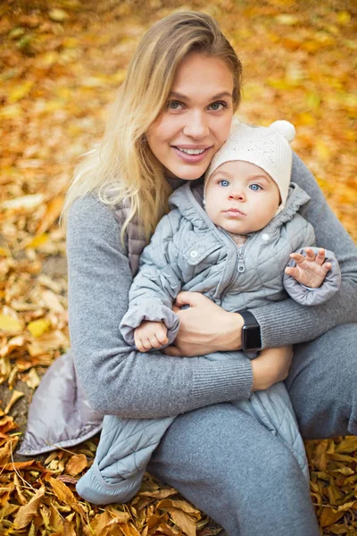 Mother and her little daughter play cuddling on autumn walk in n — Stock Photo, Image