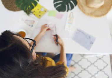 Genç esmer kadın Feng Shui dilek haritasını yapıyor.