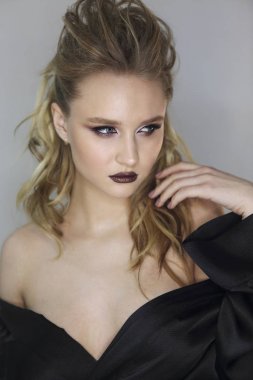 Karanlık ile güzel genç sarışın kadının Moda stüdyosu potrait 