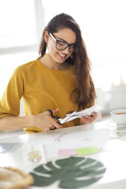 Genç esmer kadın Feng Shui dilek haritasını yapıyor.