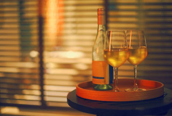 Dos copas de vino blanco y botella en el restaurante en borrosa —  Fotos de Stock