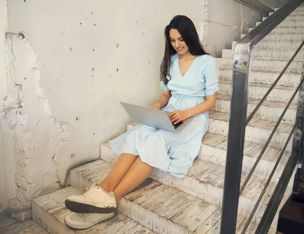 Belle femme métisse assise dans un café en utilisant sa la — Photo