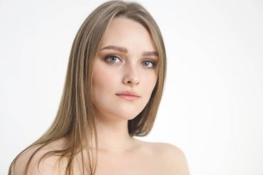 Beyaz üzerinde poz güzel artı boyutu kıvırcık genç sarışın kadın