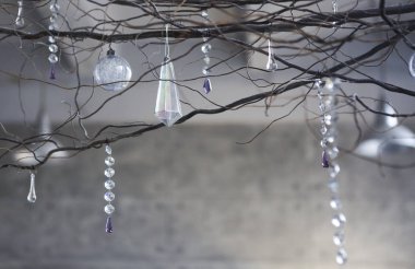 Şeffaf cam boncuk ve dallı lamba