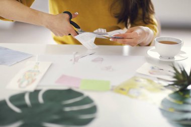 Genç esmer kadın Feng Shui dilek haritasını yapıyor.