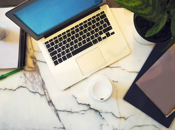 Laptop con schermo bianco vuoto su tavolo in marmo in un moderno caffè — Foto Stock