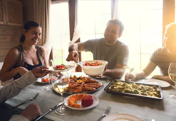 Table avec vin blanc, crevettes, salade et graten — Photo