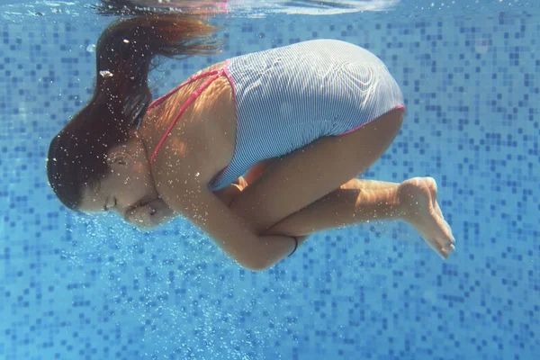 Bambina che nuota sott'acqua — Foto Stock