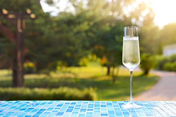 Elegante bicchiere di flauto di spumante bianco o champagne a fianco — Foto Stock