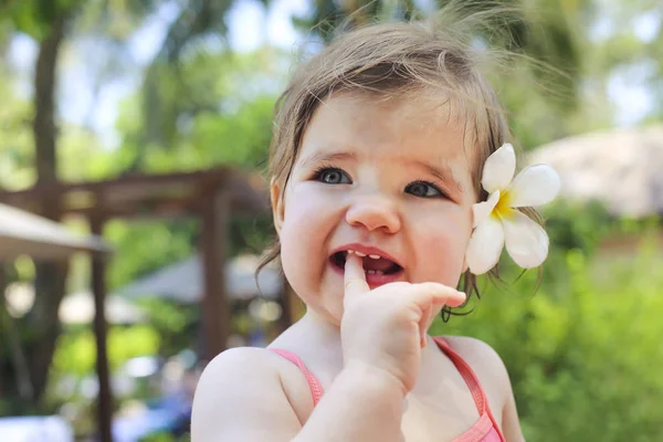Portré imádnivaló kis kislány, virág a strandon nyaralá — Stock Fotó
