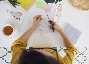 Genç esmer kadın Feng Shui dilek haritasını yapıyor.