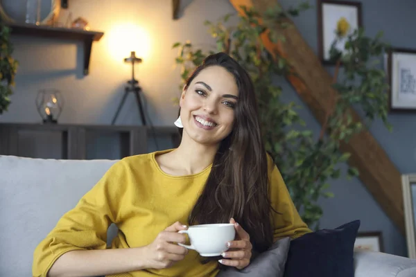 Hermosa morena sonriente bebiendo café —  Fotos de Stock