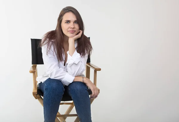 Schöne brünette Frau posiert im Studio in weißem Hemd — Stockfoto