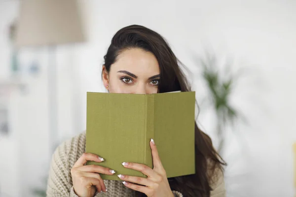 Jeune femme brune heureuse avec livre — Photo