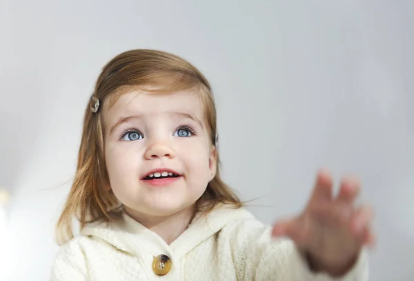 Carino bambino ragazza guardando lontano isolato su bianco — Foto Stock