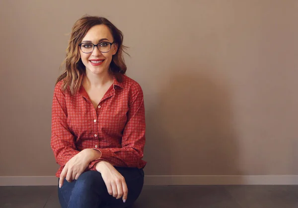 Portrait de belle femme brune avec des lunettes de vue portant re — Photo