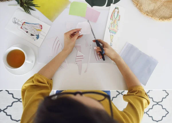 Young brunette woman creating her Feng Shui wish map — Stock Photo, Image