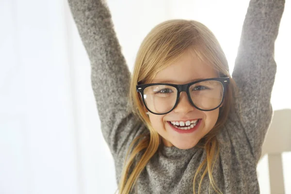 Usmívající se roztomilá holčička s černými brýlemi na bílém pozadí — Stock fotografie