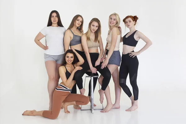 Happy olika ras kvinnor bär sport topp och leggings — Stockfoto