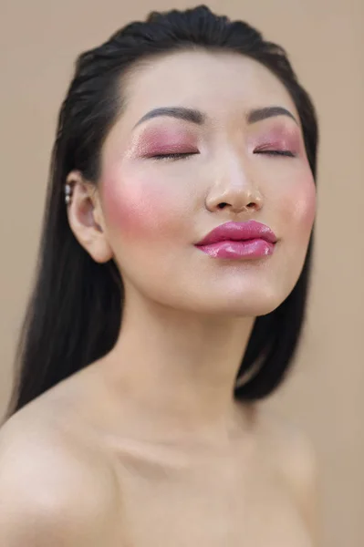 Schönheit Porträt der jungen attraktiven asiatischen Frau mit hellem Make — Stockfoto