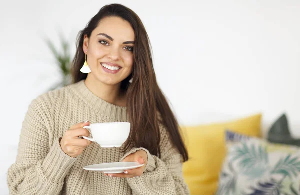 Hermosa morena sonriente bebiendo café —  Fotos de Stock