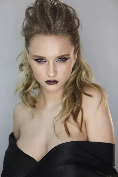 Fashion studio potrait of beautiful young blond woman with dark — Stock Photo, Image