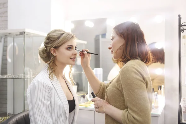 Professionelle Visagistin macht Make-up im Schönheitssalon — Stockfoto