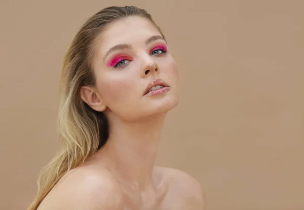 Hermosa chica modelo con manicura roja en las uñas con brillante hacer — Foto de Stock