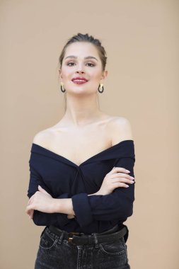 Bej arka planda Lacivert bluz giyen moda modeli