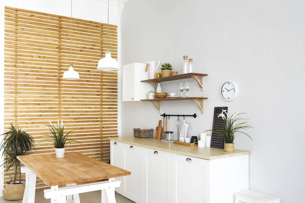 様々なオブジェクトと空のモダンな白いキッチンのインテリア — ストック写真
