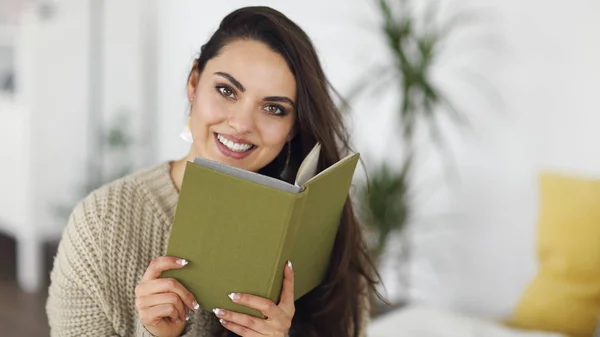 Młody szczęśliwy brunetka kobieta z książka — Zdjęcie stockowe