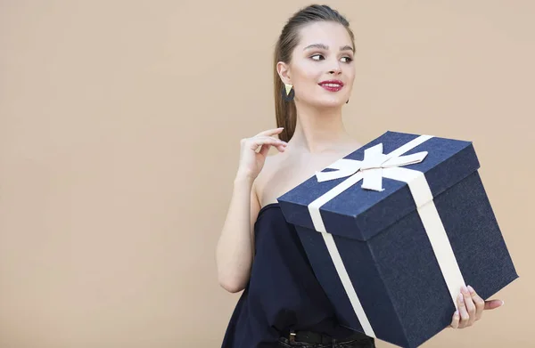 Ragazza carina in abiti blu navy con grande confezione regalo — Foto Stock