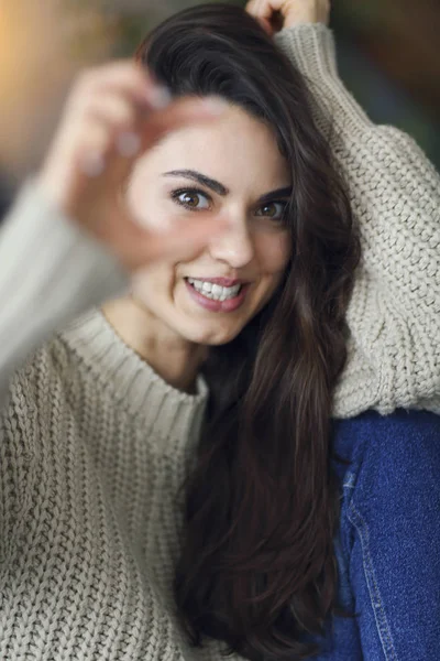 Πορτρέτο μιας νεαρής ευτυχισμένη όμορφη γυναίκα σε ζεστά πράγματα στο h — Φωτογραφία Αρχείου