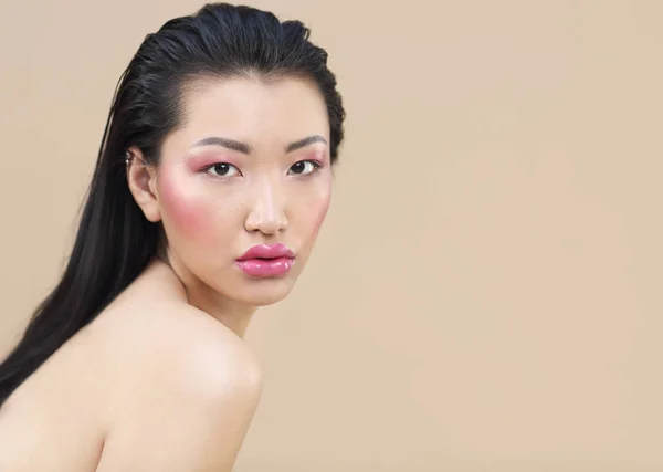 Parlak yapmak genç çekici Asya kadın güzellik portresi — Stok fotoğraf