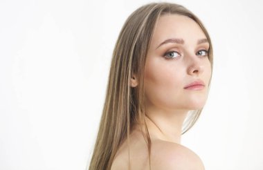 Beyaz üzerinde poz güzel artı boyutu kıvırcık genç sarışın kadın