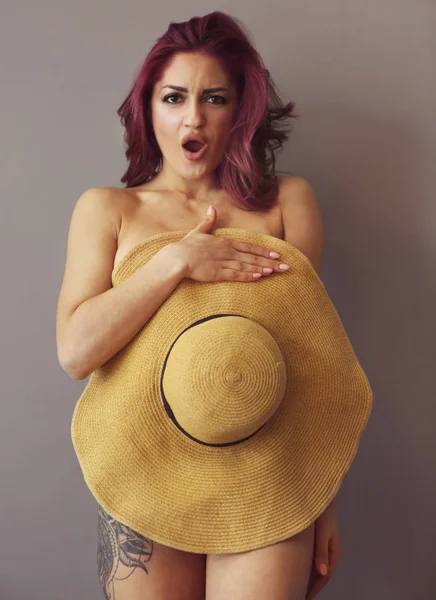 大きな帽子をかぶったピンクの髪を持つ女性の感情的な肖像画 — ストック写真