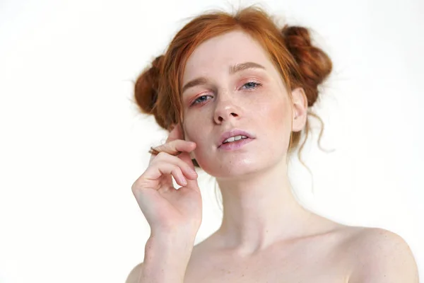 Gyönyörű göndör, vörös hajú nő — Stock Fotó