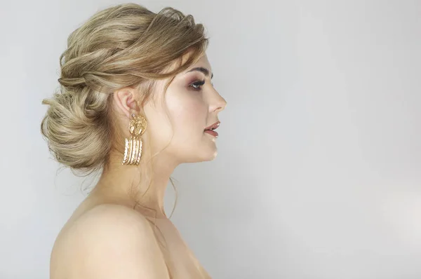 Retrato da mulher com penteado de moda e maquiagem vestindo — Fotografia de Stock