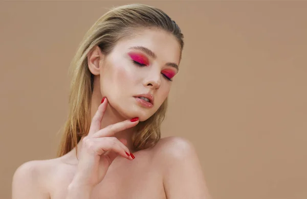Όμορφο κορίτσι μοντέλο με κόκκινο μανικιούρ στα νύχια με φωτεινό κάνει — Φωτογραφία Αρχείου