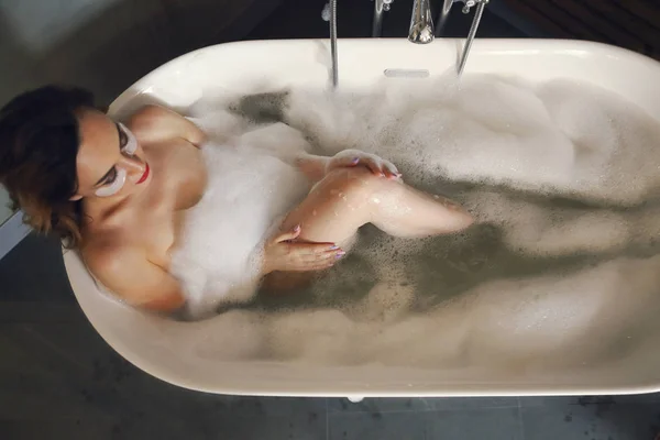 Счастливая молодая женщина отдыхает в ванной — стоковое фото