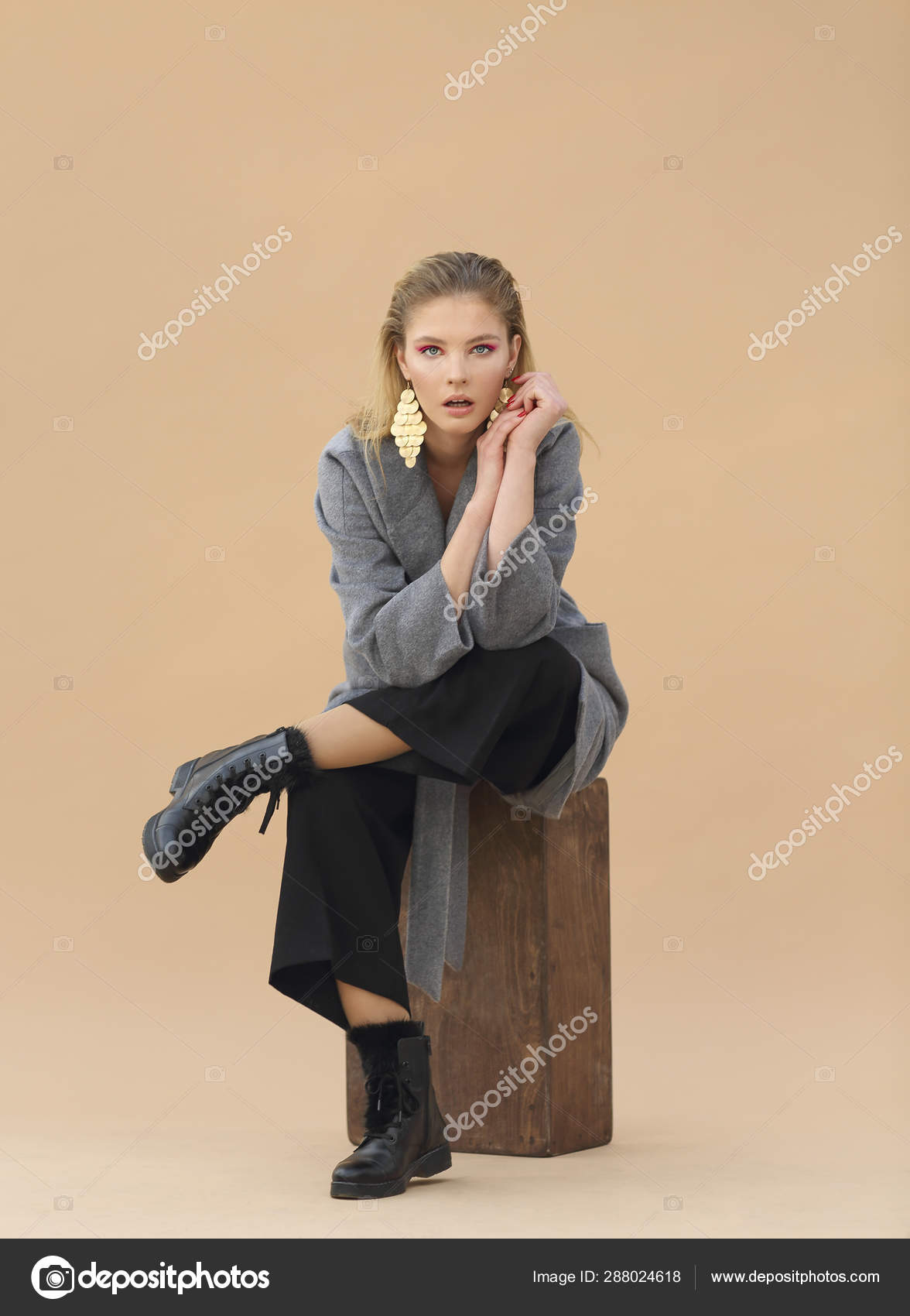 Mode Porträt von jungen eleganten Frau in grauen Mantel Mode Porträt von jungen eleganten Frau in grauen Mantel
