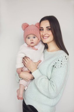 Anne ve bebek oynarken ve gülümseyen, mutlu aile kapalı 