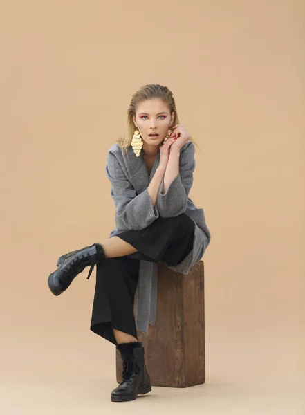 Retrato de moda de jovem mulher elegante em casaco cinza, calça preta — Fotografia de Stock