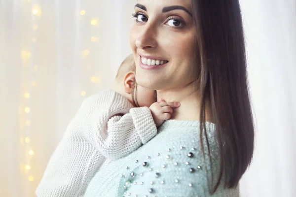 Mãe feliz com seu bebezinho — Fotografia de Stock