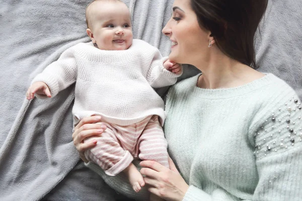Küçük bebeği olan mutlu anne — Stok fotoğraf