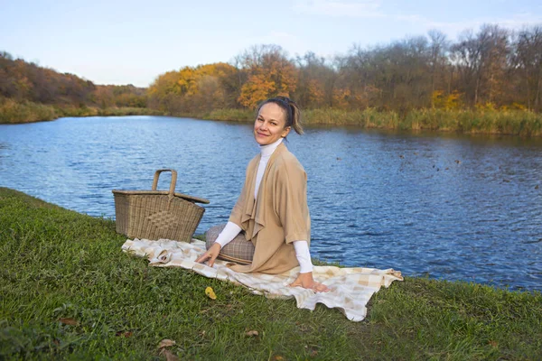 Jonge lachende vrouw in herfst park — Stockfoto