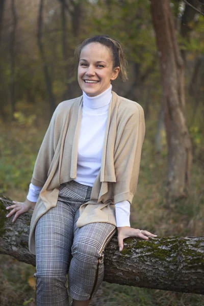 Joven mujer sonriente en el parque de otoño — Foto de Stock
