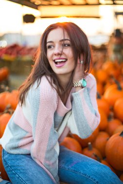 Sonbahar kabak yama Bac moda güzel genç kız