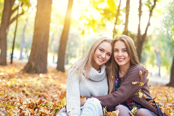 Fashionable beautiful young girlfriends walking together in the — Stock Photo, Image
